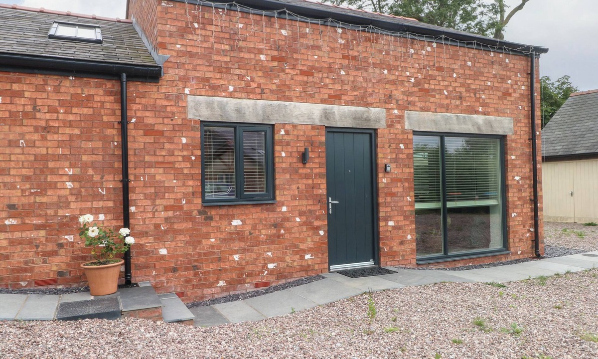 Shocklach Cottage | KESTREL, romantic, character holiday cottage in Tilston