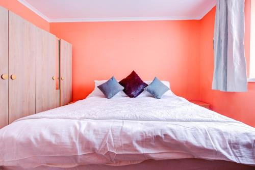 Higham Hill Apartment | king size bed