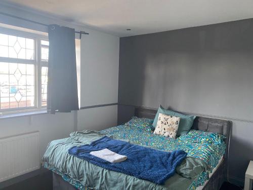 Hylands House | King size room in home for couple or females