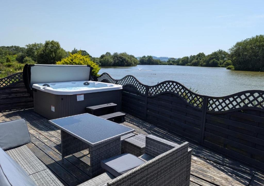 Shepton Mallet House | Lakefront Lodge with Hot Tub - Aylesbury Lodge