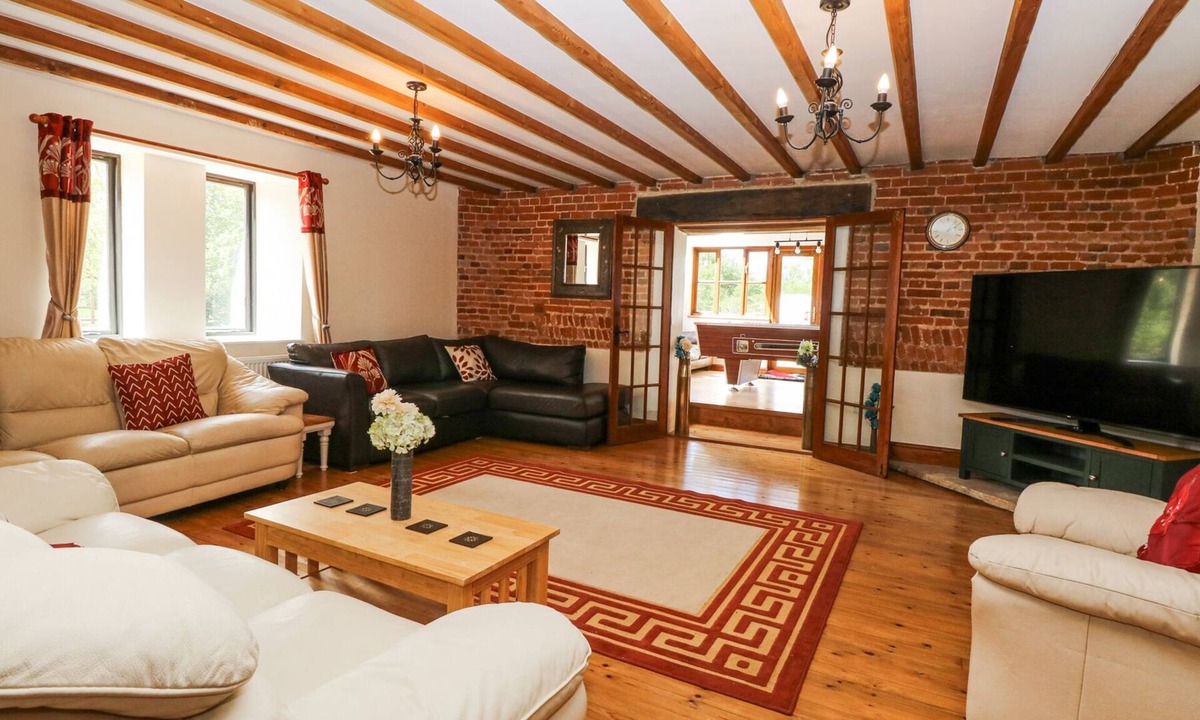 Felmingham Cottage | Lakeside Barn