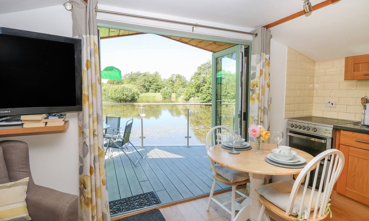 East Harling Cottage | Lakeside Lodge