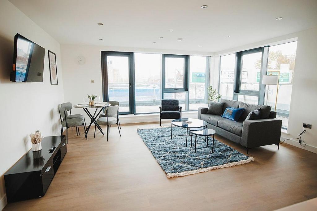 Leeds Apartment | Large 2 bed Leeds Centre - free parking, huge private balcony & darts