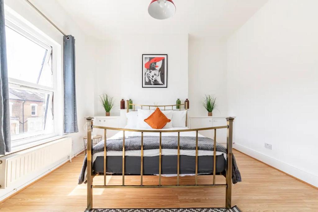 Coldharbour Apartment | Large, Bright and Spacious 3 Bed Flat in London