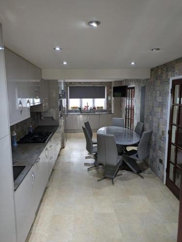 Langley Marish Hotel | Large Central House Near Heathrow Airport & London with Parking
