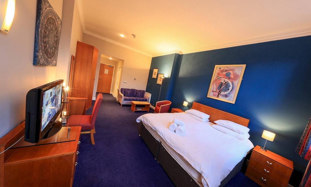 Nottingham City Centre Apartment | Large Central Spacious Studio Apartment With High Ceilings