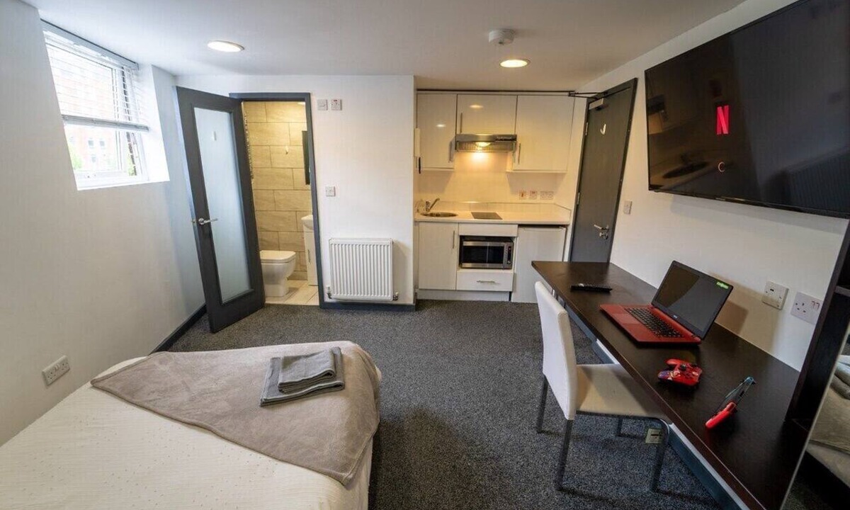 Selly Oak Apartment | Large cosy studio opposite UOB!