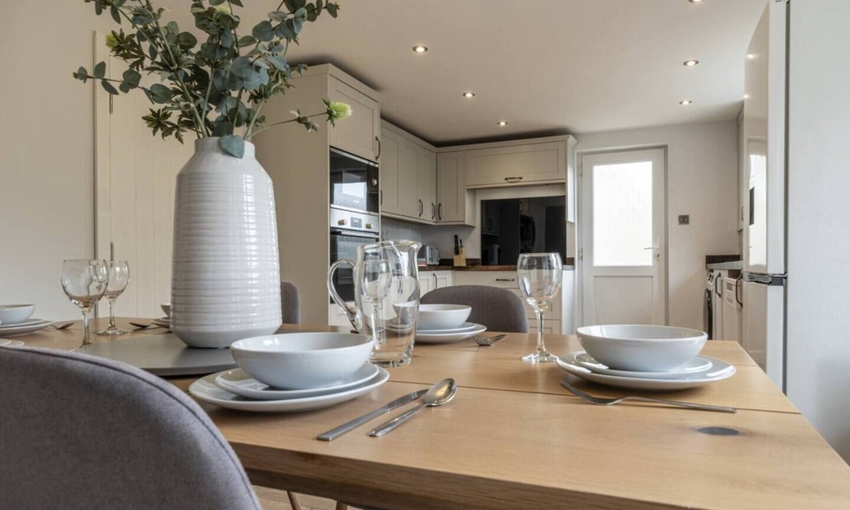 Bourton-on-the-Water Cottage | Large Cottage - Studio Bourton - Sleeps10 - Garden