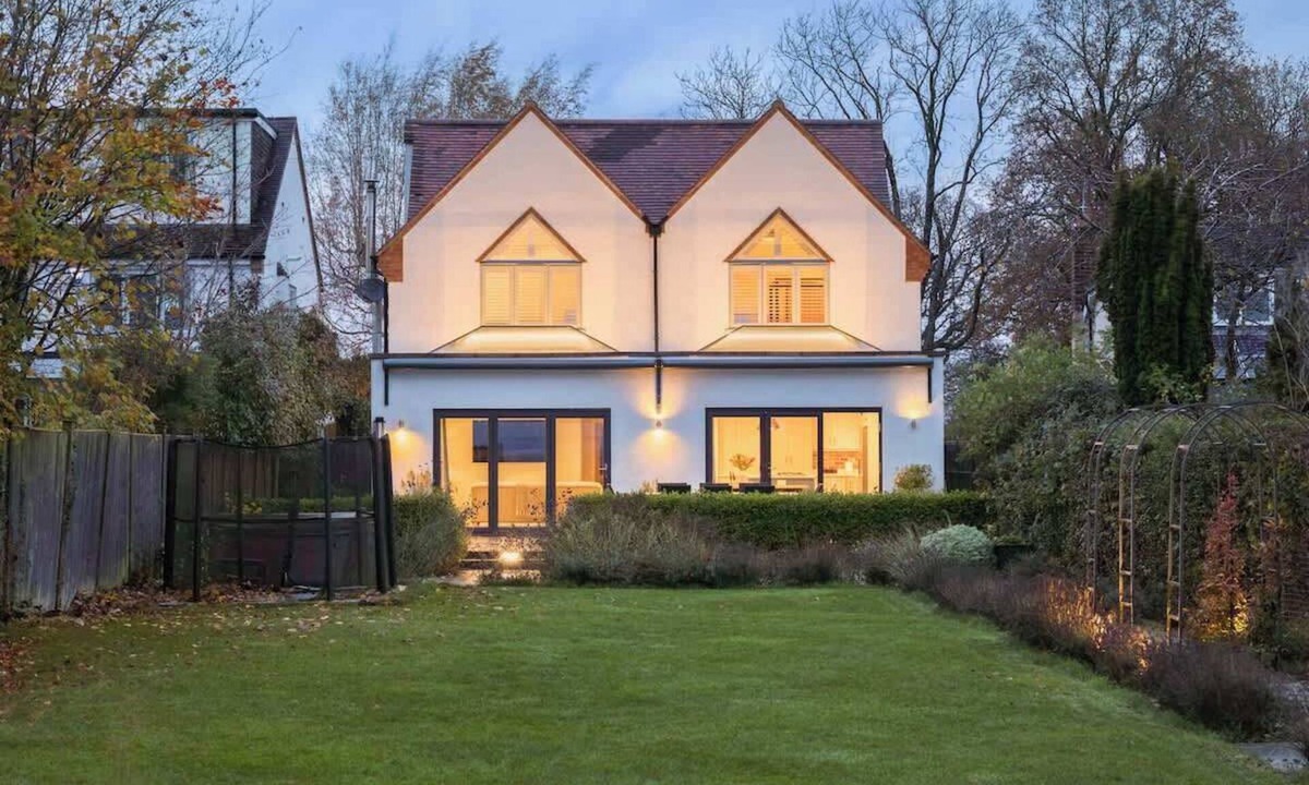 Myddle House | Large & Modern 4 Bed Family Home