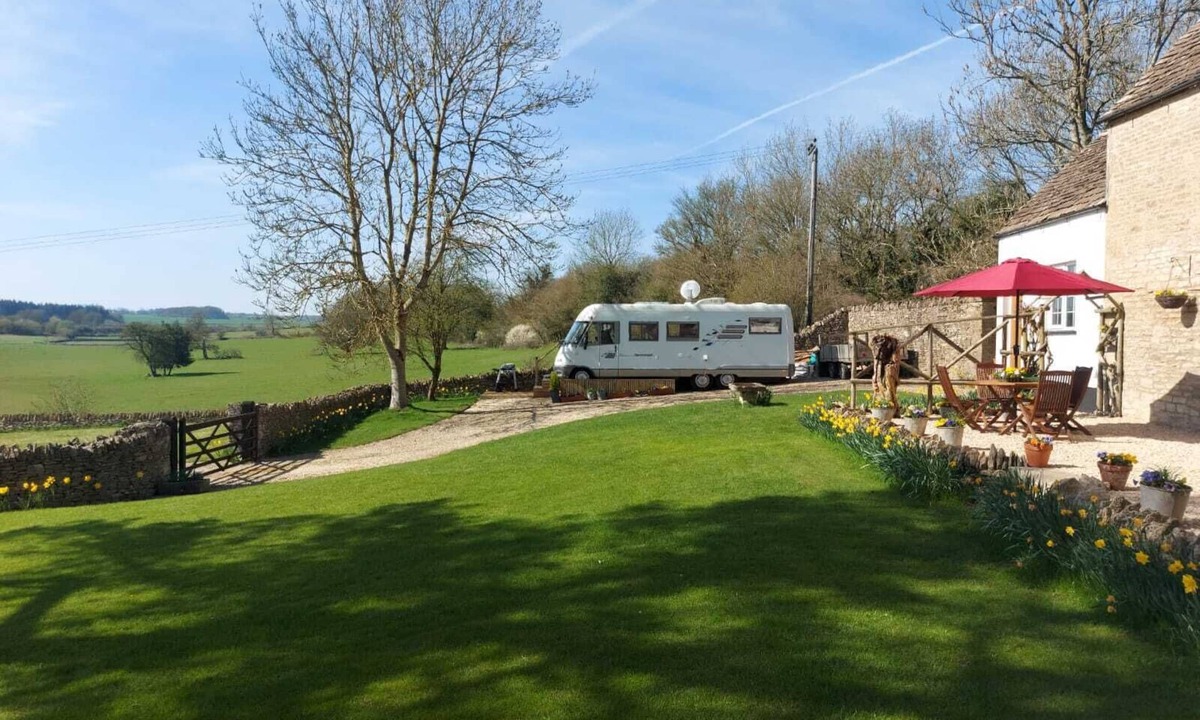 Cirencester Ski Chalet | Large Static Motorhome-Stunning Countryside Views