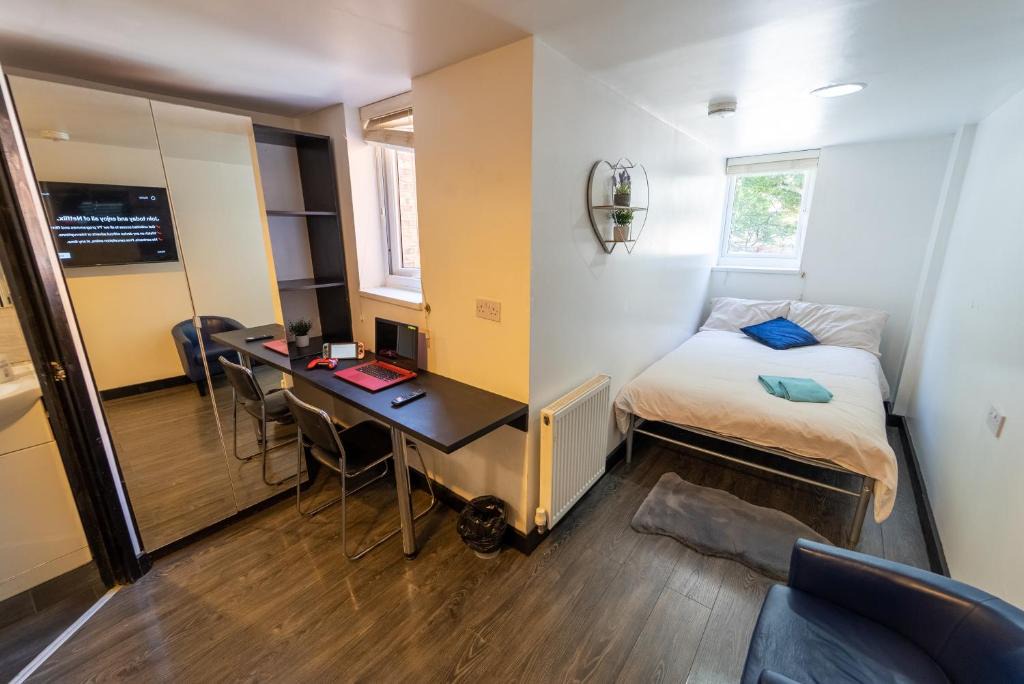 Selly Oak Apartment | Large studio 10 minute train journey to the city!