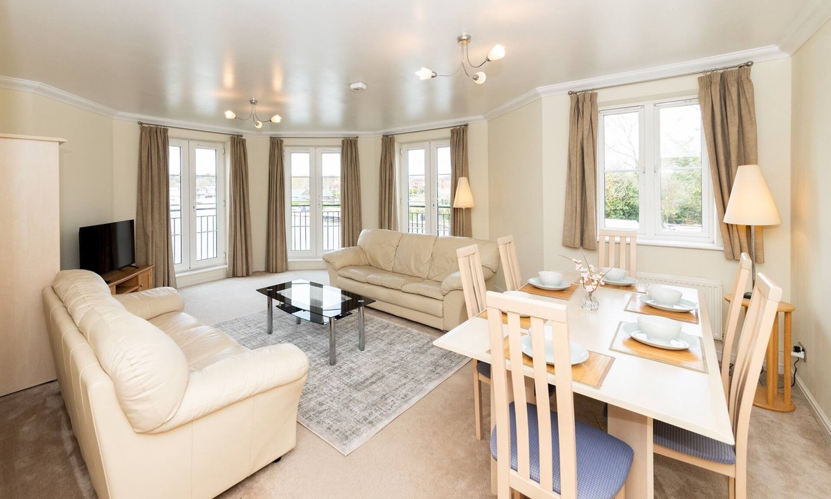 Reading Apartment | Large & Tranquil Riverside Flat with Thames Views - Pass the Keys