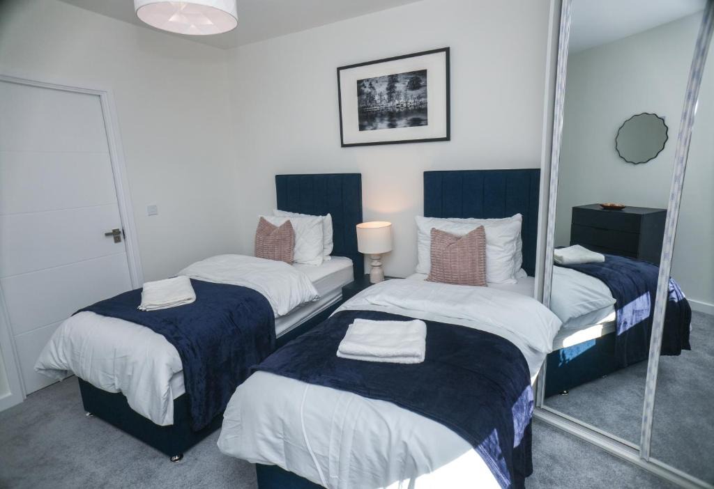 Staines Apartment | Little Haven Thames view Free Parking Closer to Heathrow