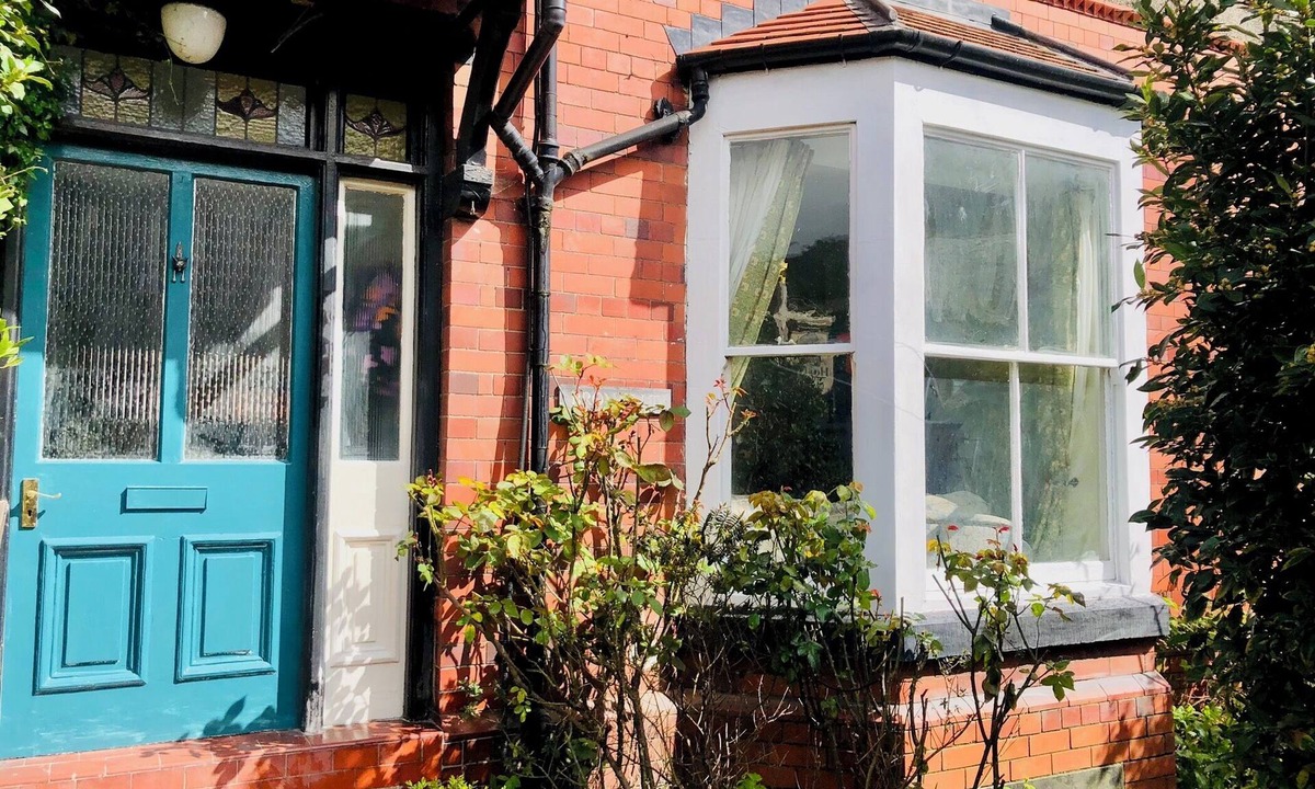 Llangollen House | Llangollen Art Deco Townhouse 4 bed with roll top bath and wood burner