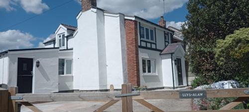 Acrefair House | Llys Alaw