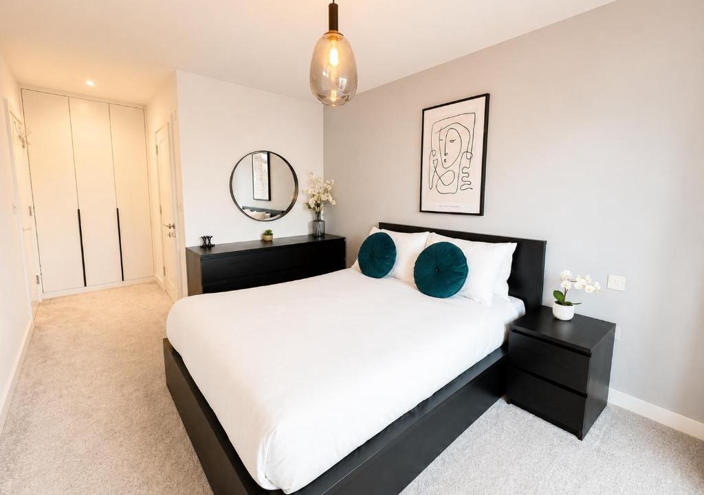 Belmont Apartment | London Modern 2Bed 2Bath Flat with Parking Fast WiFi Sleeps 6