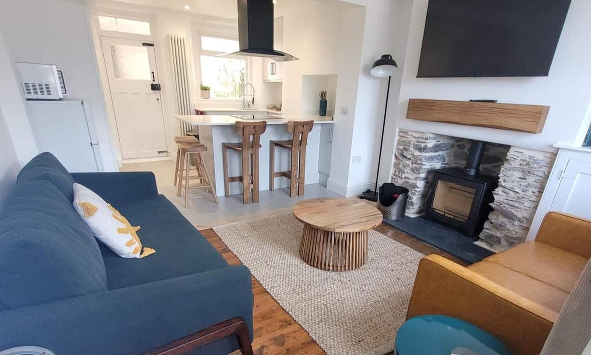 Looe Cottage | Looe Cottage - Seaside Views, log Fire, Sleeps 4