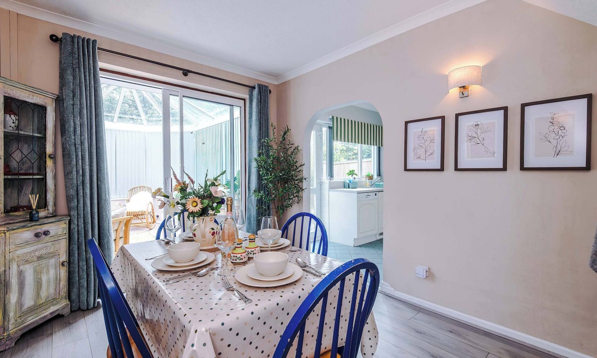 Winterley House | Lovely 2 Bed Home with Free Parking and Garden
