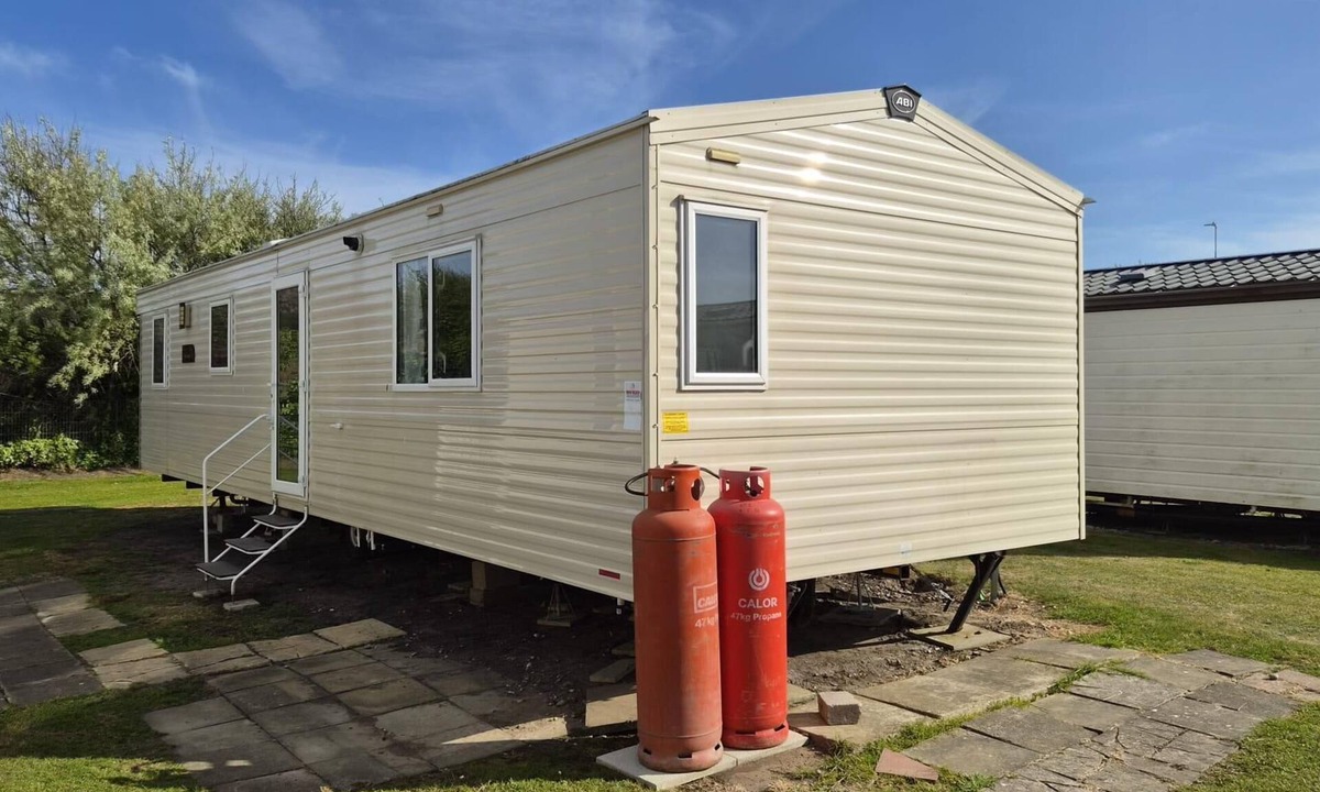 Dymchurch House | Lovely 6 berth caravan on the brilliant New Beach Holiday Park Kent ref 66658NB