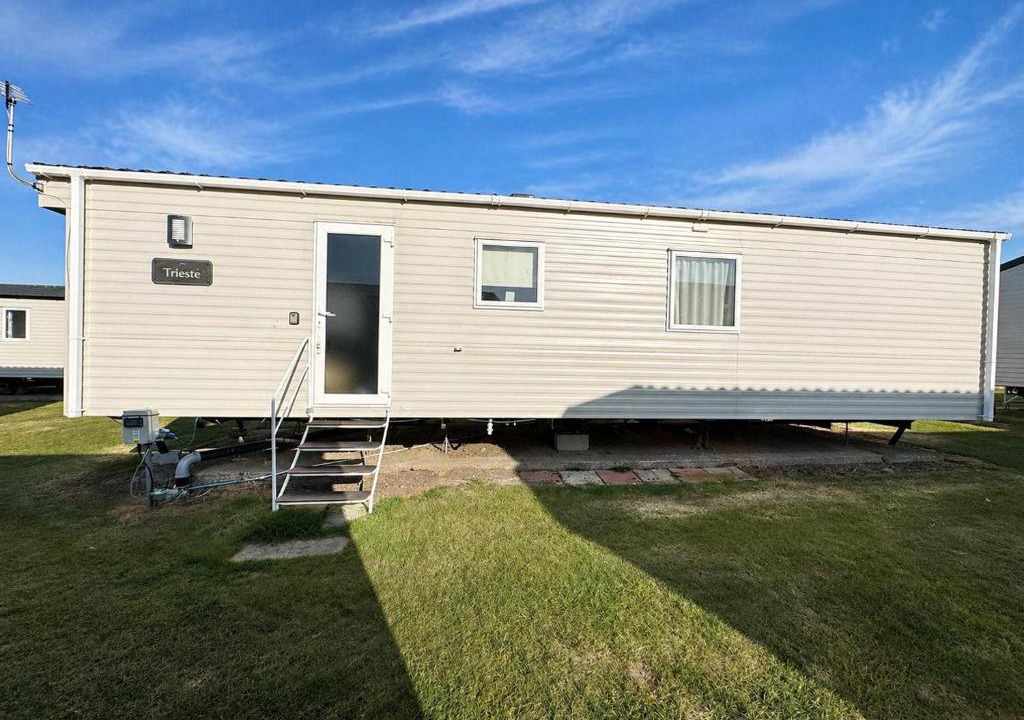 Leysdown-on-Sea House | Lovely 6 Berth Caravan At Harts Holiday Park In Kent Ref 74072B
