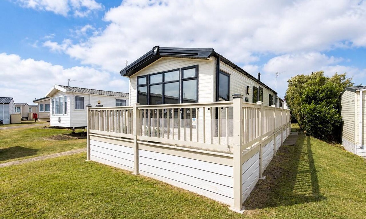 Pakefield House | Lovely caravan by the beach in Pakefield, Suffolk ref 68011CR