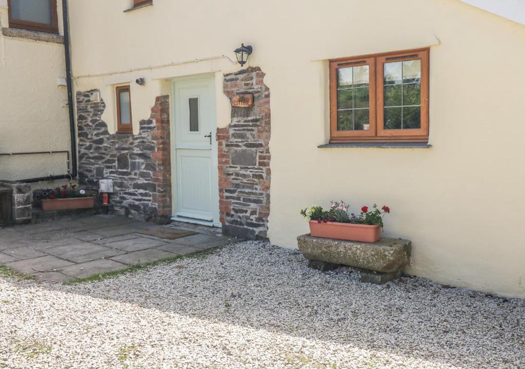 Brazzacott House | Lower West Curry Cottage