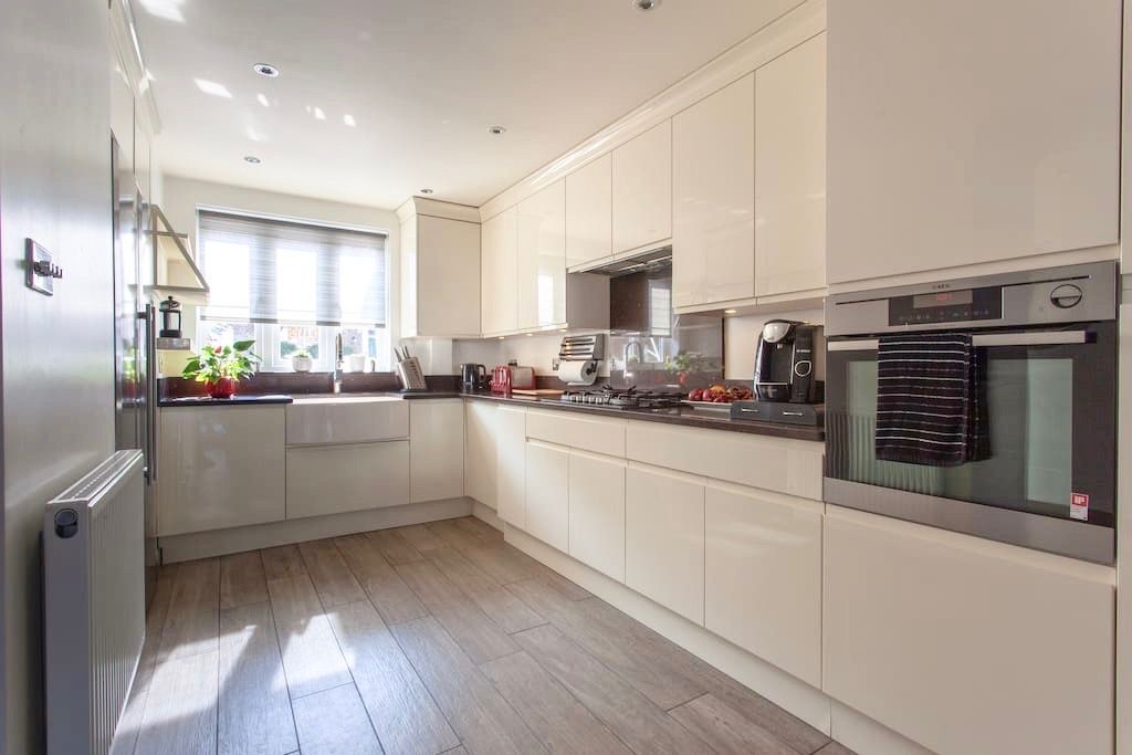 Parsons Green and Walham House | Luxurious 4 bedroom home with parking, aircon close to tube , shops restaurants