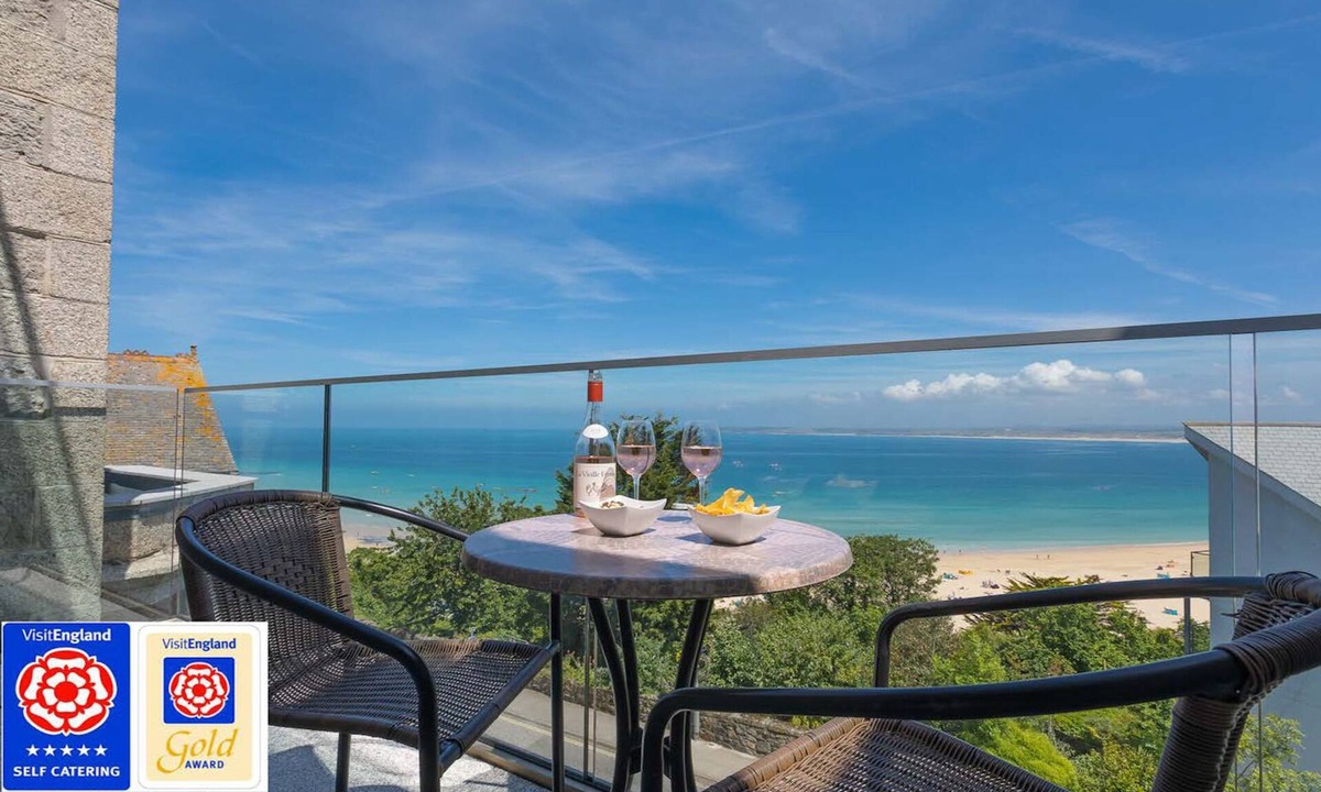 St Ives Apartment | Luxurious 5* Beachfront apartment, free wifi and sky tv