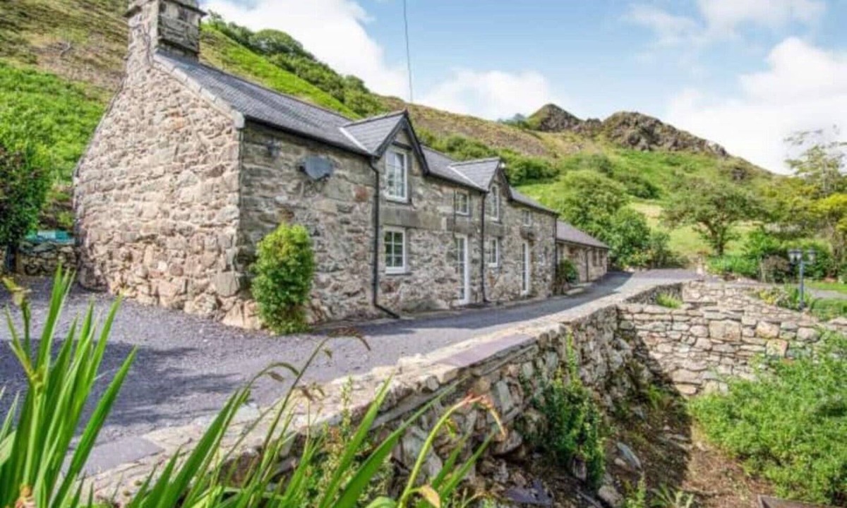 Trawsfynydd Cottage | Luxurious Holiday Retreat in Snowdonia sleeps upto 10