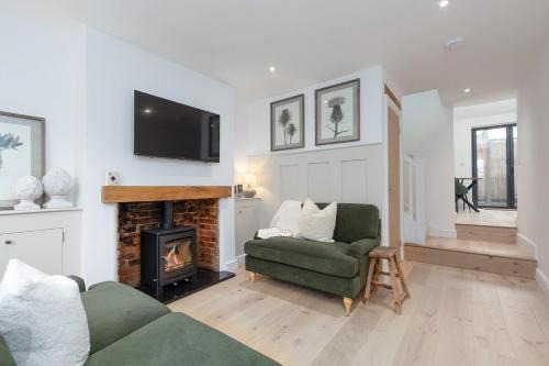 Lutterworth House | Luxurious renovated cottage with log burner
