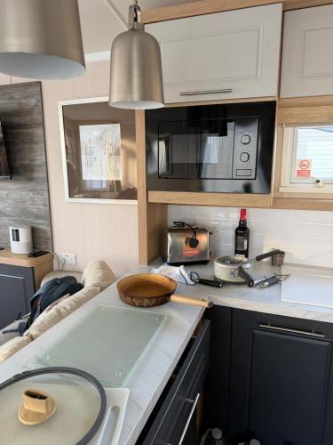 Filey House | Luxury 3-Bed Caravan with Decking & Free Parking near beaches - Primrose Valley