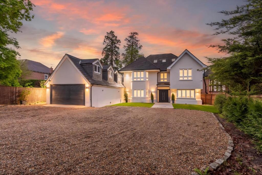 Windsor House | Luxury 6-Bed 6-Bath Home Near LEGOLAND with Parking