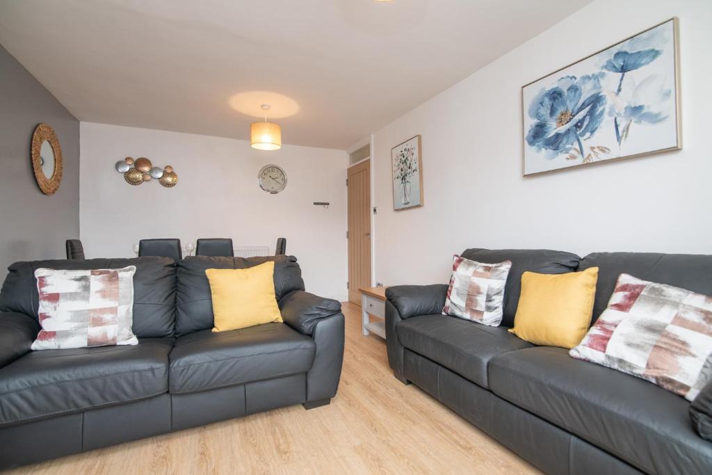 West Bromwich Apartment | Luxury Apt with 2 bathrooms n Free Parking