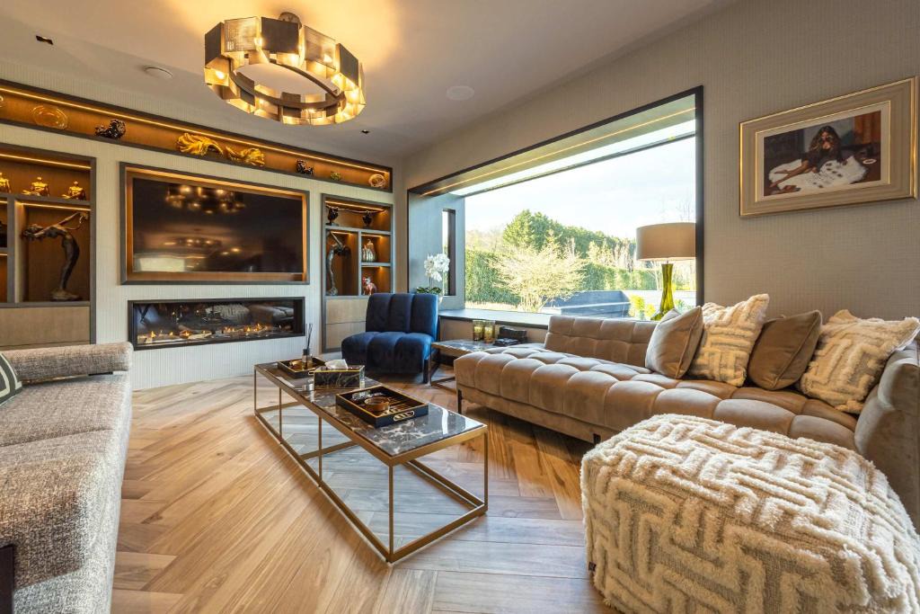 Nether Alderley House | Luxury Cheshire Mansion -Private grounds -Sleeps 10