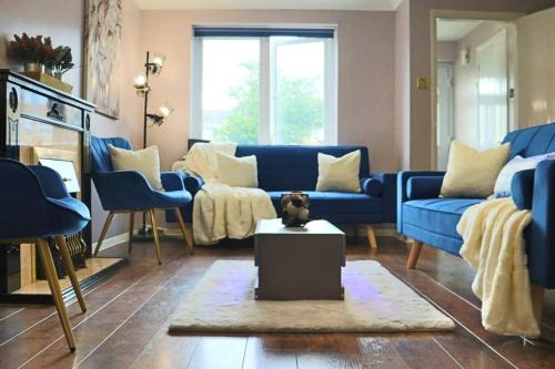 Yeading House | Luxury Heathrow Modern House with Parking & Fast WiFi