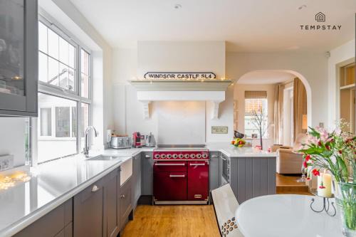 Windsor House | LUXURY HOME - CENTRAL WINDSOR, GATED PARKING - By Tempstay