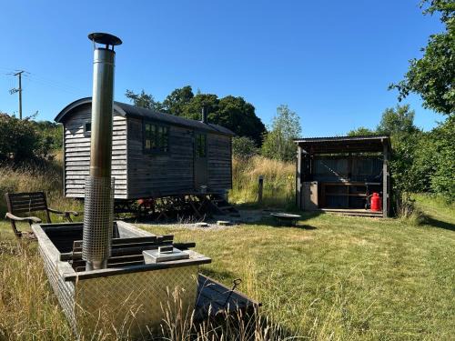 Chulmleigh Ski Chalet | Luxury One Bed Shepherd's Hut with Hot Tub