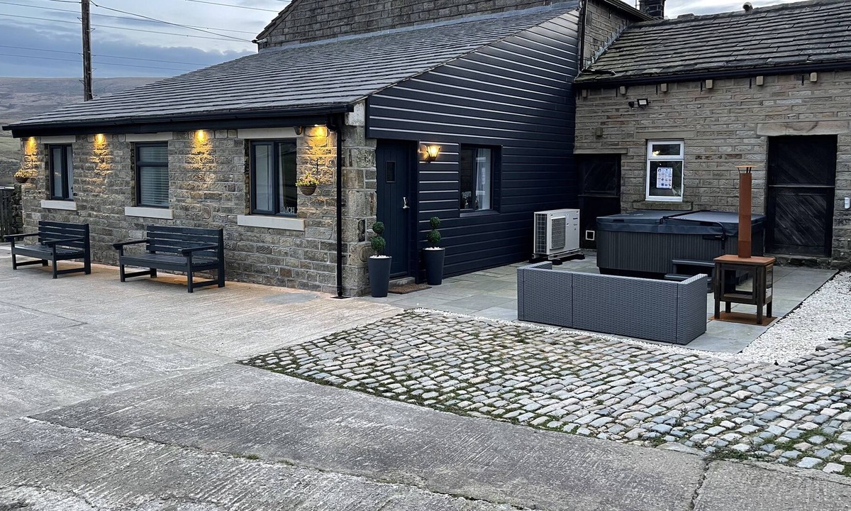Sowerby Bridge Cottage | Luxury open plan kitchen, dining, lounge with 2 bedrooms and 2 bathrooms.