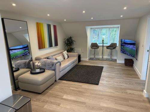 Wallingford Apartment | Luxury Wallingford Apartment, Parking, Workspace