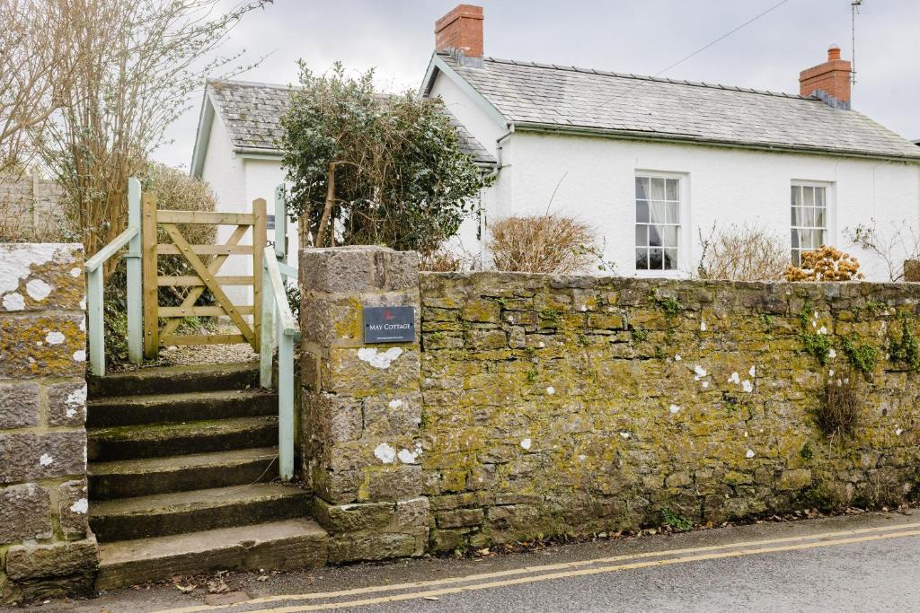 Manorbier House | May Tree Cottage Manorbier 5 mins from the beach Sleeps 4
