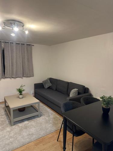 West Thurrock Apartment | Maya-Ama Cosy 2 Bedroom Flat Near Lakeside Shopping Centre And Grays