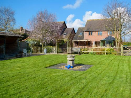 Eaton Mascott House | Meadow View