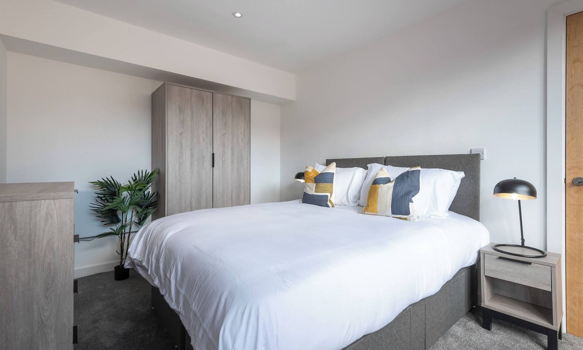 Hull Old Town Apartment | Middleton Chambers by Guestz