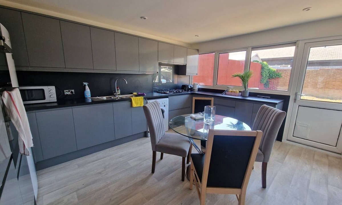 Bletchley House | Milton Keynes Modern Retreat