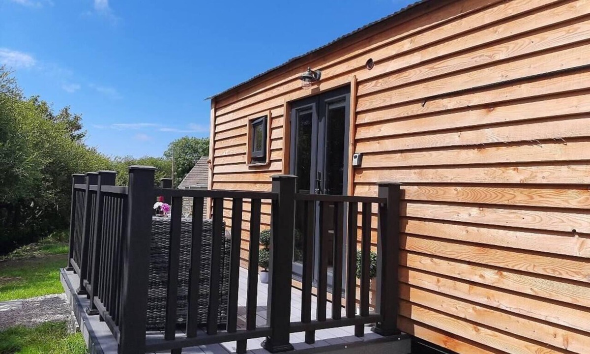 Malltraeth Cabin | Min yr Afon - Cabin - Sleeps 2 - Hot Tub - Parking