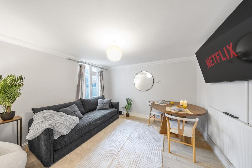 Gravesend Apartment | Modern 1BR - 10 Min Walk to Gravesend Station