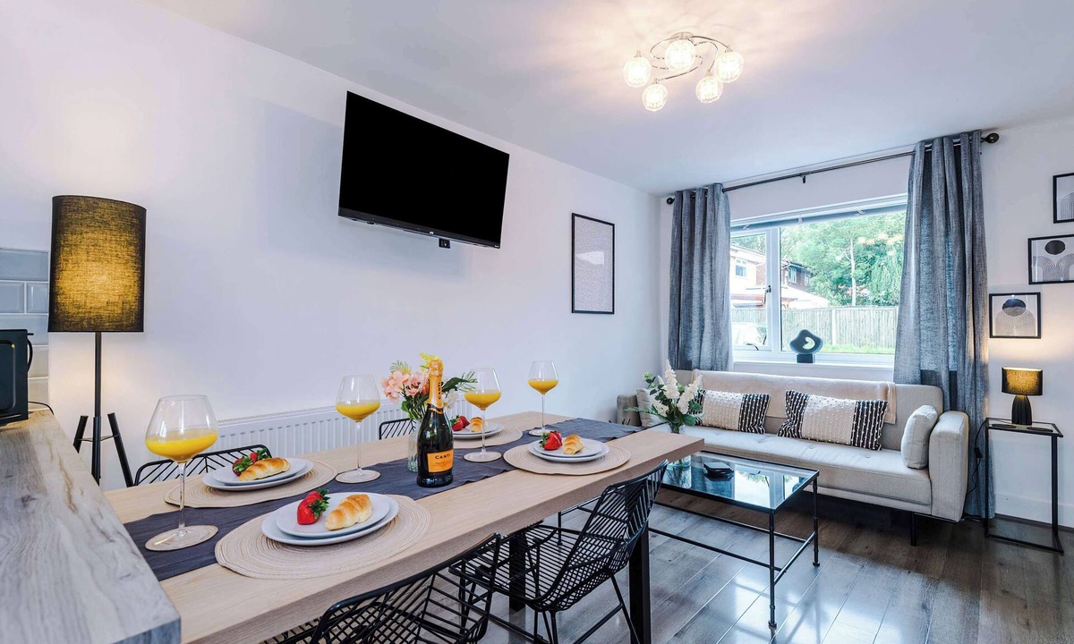 Belle Vue House | Modern 2-Bed Home near Etihad & City Centre