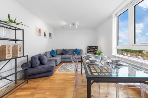 Ealing Apartment | Modern 2 Bed Flat 5 mins Ealing Broadway Station