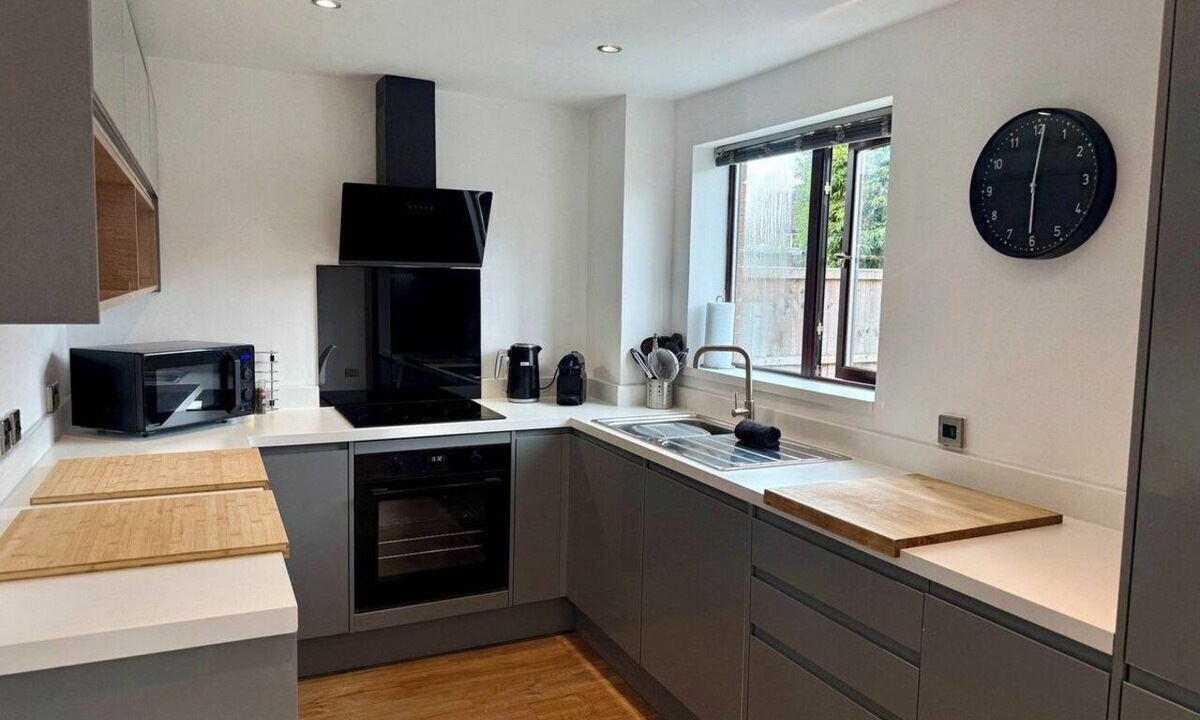 Worcester House | Modern 2-Bed House | Free Parking | Near M5 & City