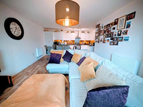 Hersham Apartment | Modern 2 bedroom Flat with Parking Balcony and WiFi